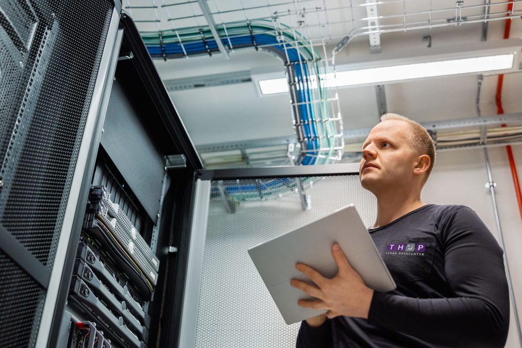 ESD schoonmaak proces met antistatische beschermingsmiddelen voor datacenter onderhoud