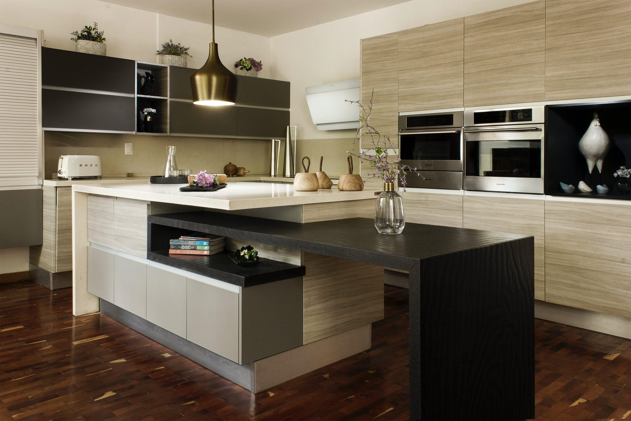 Moderne keuken met stijlvolle inrichting, natuurlijke materialen en functioneel ontwerp dat de nieuwste keukentrends weergeef