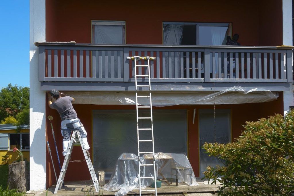 Moderne steiger met innovaties in steigertechnologie op een bouwplaats, met veiligheidselementen en modulaire componenten