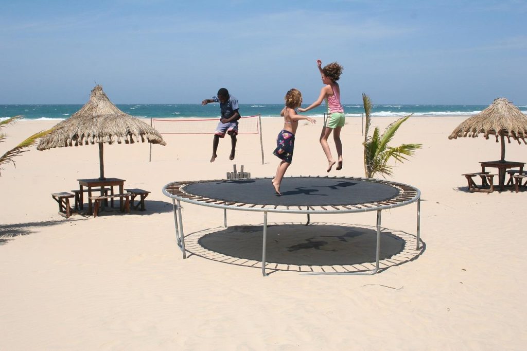 Kind springt op trampoline voor actieve levensstijl met veiligheidsnetting
