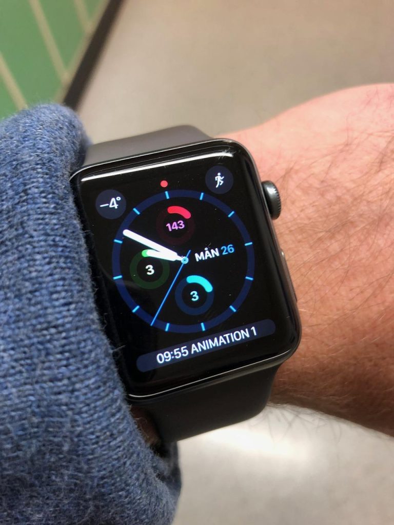 Persoon die de gebruikerservaring van zijn smartwatch optimaliseert door apps en instellingen aan te passen