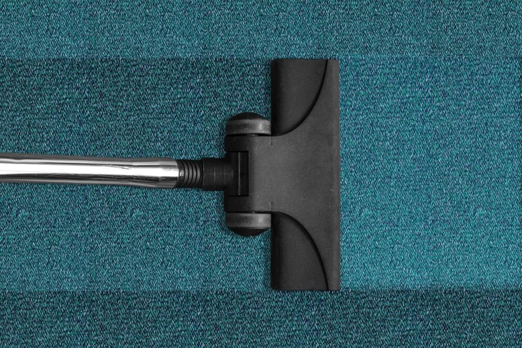Voorbereiding grote opruiming met schoonmaakmiddelen, dozen en opbergmaterialen klaar voor het opruimproces