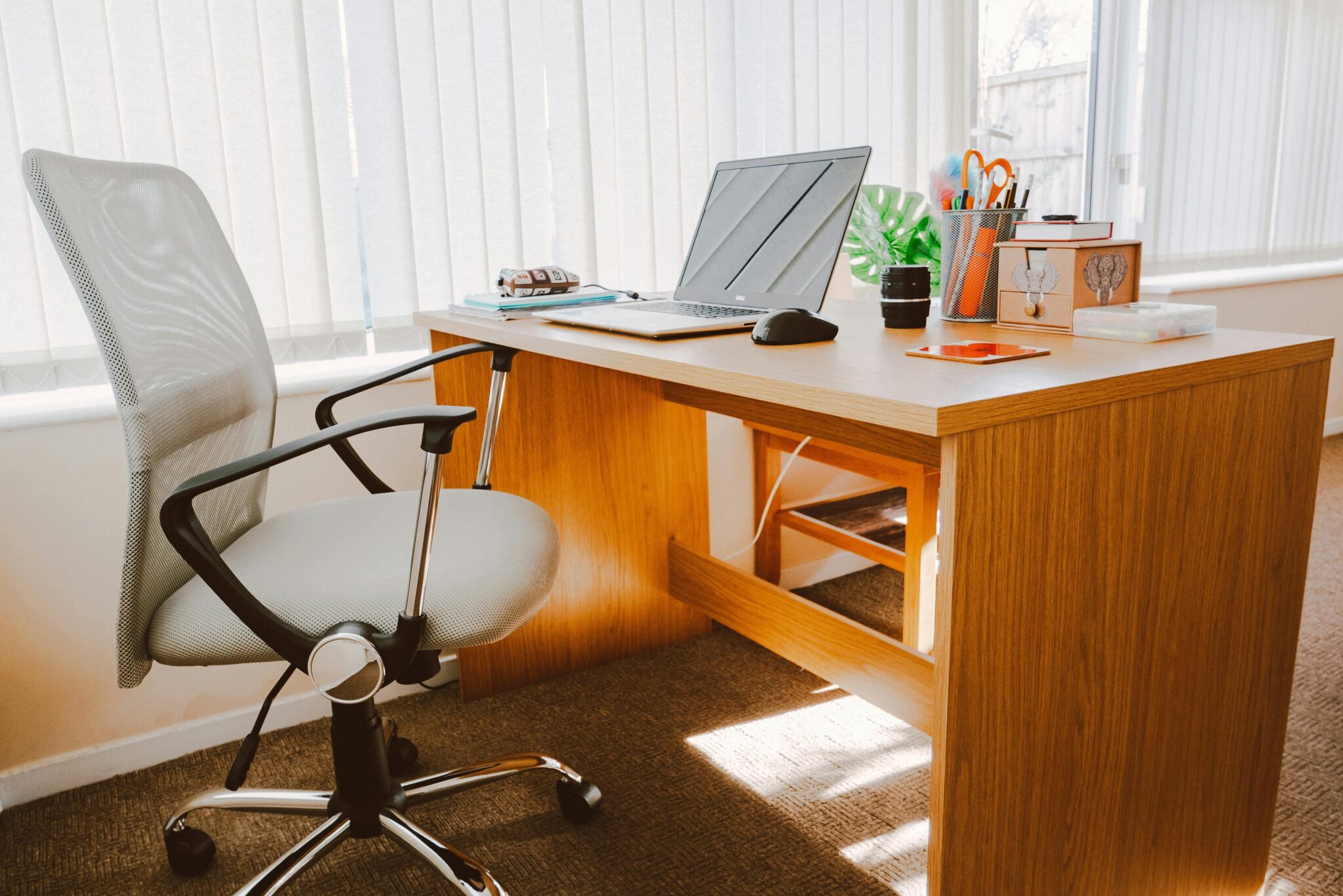 Ergonomische bureaustoel in blauw die bijdraagt aan betere productiviteit en concentratie tijdens het werken