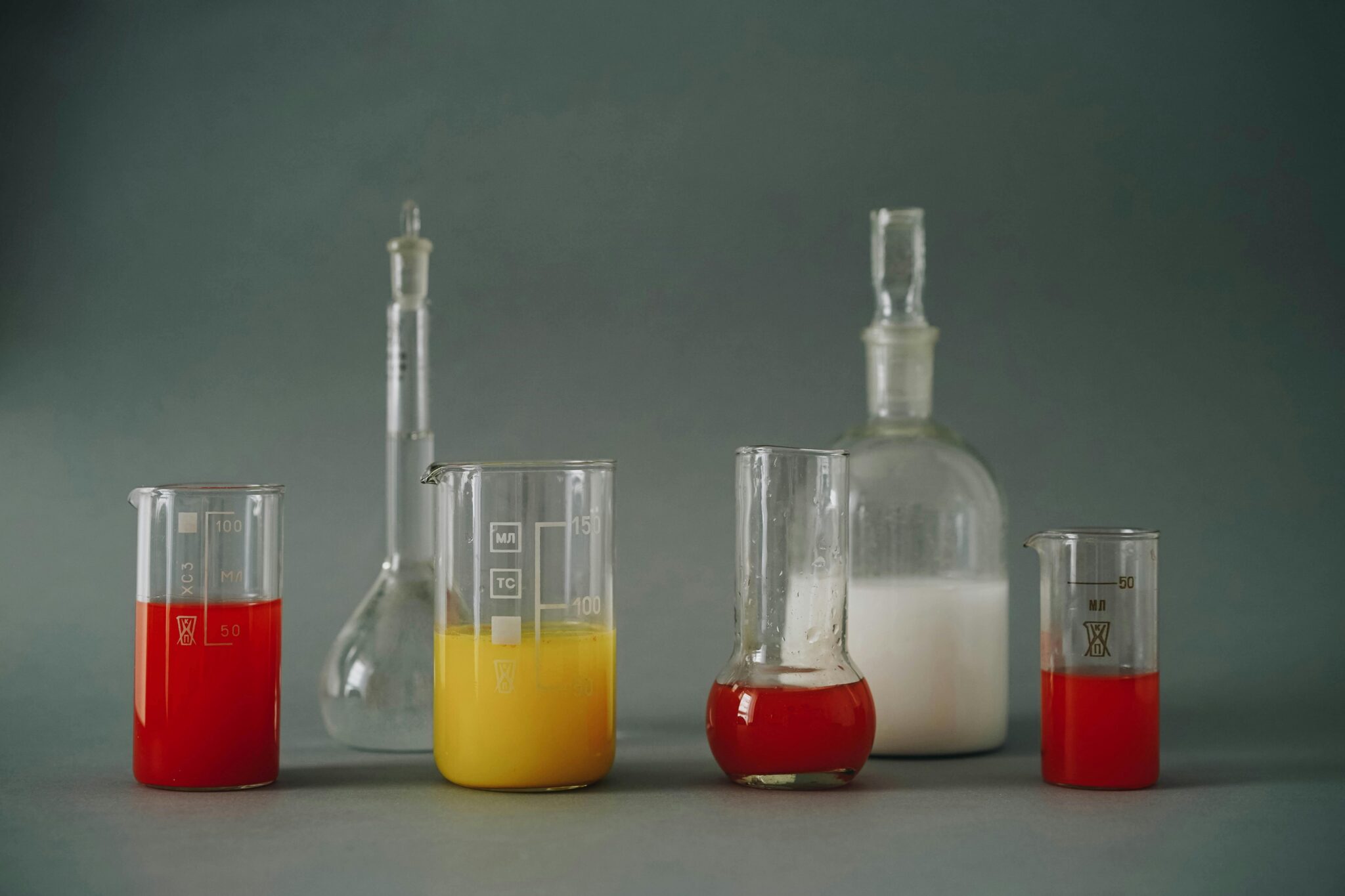 Professioneel team in chemische industrie werkt samen aan innovatie en R&D via recruitment in de chemie